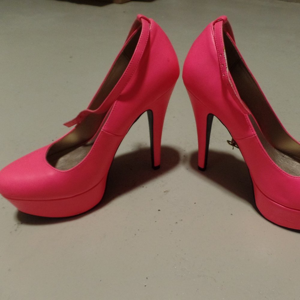 Charloote Russe Hot Pink Pumps